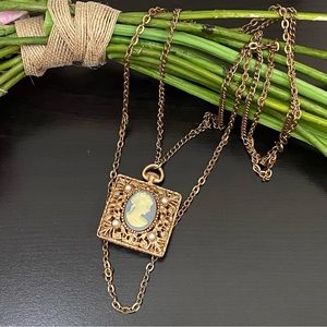 Vintage Unsigned Victorian Lady Cameo Pendant Necklace